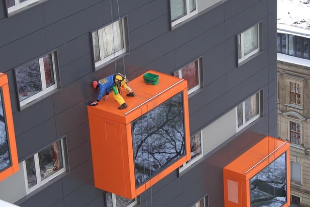 Mycie okien na wysokości Warszawa i okolice – Wybierz doświadczoną firmę