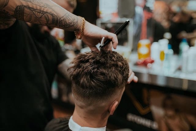 Kurs barberski Warszawa – poznaj historię, zanim staniesz się ekspertem męskich fryzur 