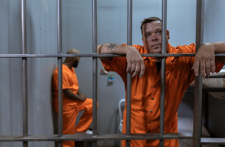 Top 25 najlepszych seriali kryminalnych i thrillerów które musisz zobaczyć na HBO Max